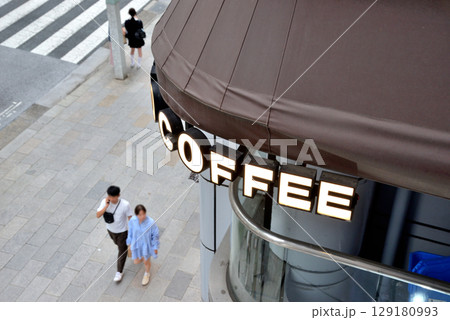 銀座三丁目のコーヒーショップ看板の下を歩く人 銀座三丁目のコーヒーショップ看板の下を歩く人 129180993