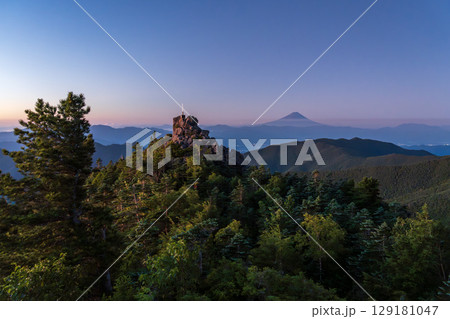 奥秩父山塊天狗岩と夜明けの富士山 129181047