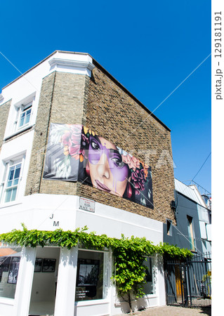 飾りのつけられた歴史的な赤レンガの建物　ロンドンのポートベロー・マーケットにて 129181191