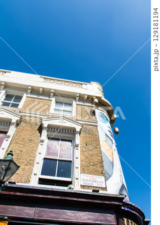 飾りのつけられた歴史的な赤レンガの建物　ロンドンのポートベロー・マーケットにて 129181194