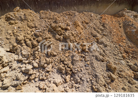 様々な色と種類の土。乾いた地面の背景テクスチャー	 129181635