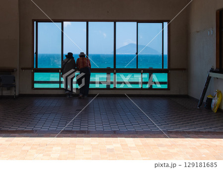 海を眺める 129181685