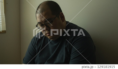 引きこもり男性 引きこもり男性 129181915