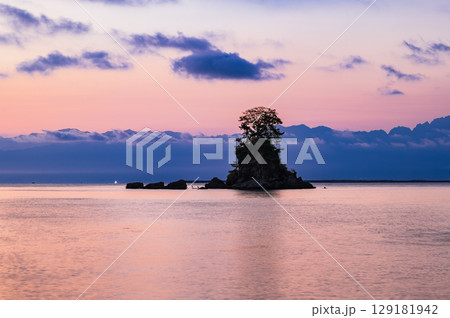 富山湾　雨晴海岸の夜明け　夏景 129181942
