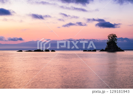 富山湾　雨晴海岸の夜明け　夏景 129181943