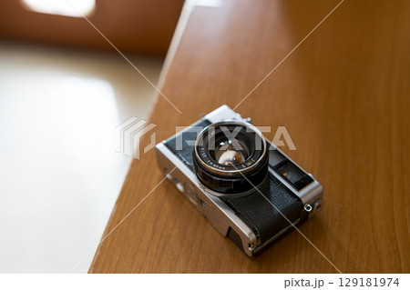 古いフィルムカメラ 古いフィルムカメラ 129181974