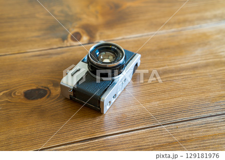古いフィルムカメラ 129181976