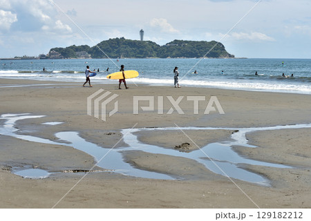 辻堂海岸で海に向かうサーファー 129182212