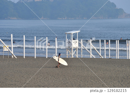 片瀬西浜海岸のマリンスポーツエリア区分の白杭 片瀬西浜海岸のマリンスポーツエリア区分の白杭 129182215