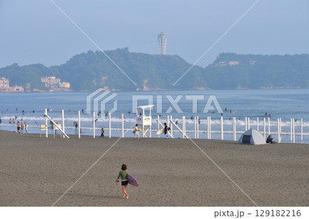 片瀬西浜海岸のマリンスポーツエリア区分の白杭 片瀬西浜海岸のマリンスポーツエリア区分の白杭 129182216