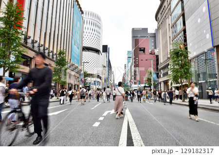 銀座歩行者天国を歩く人々 129182317