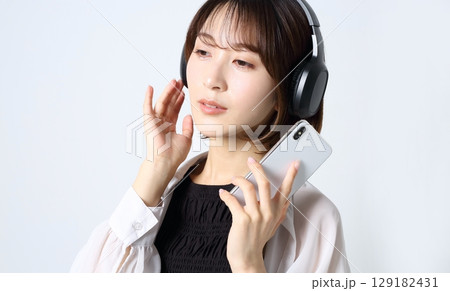 スマホで音楽を聴く女性イメージ スマホで音楽を聴く女性イメージ 129182431