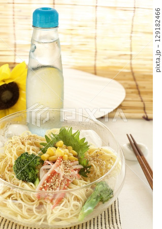 夏の冷やし中華そばとラムネ 129182466
