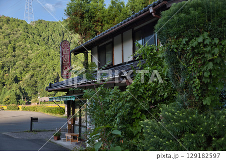 山の京都　かやぶきの里　商店の年季の入った看板1 129182597