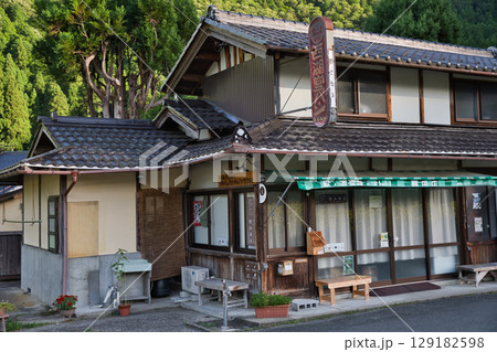 山の京都　かやぶきの里　商店の年季の入った看板2 129182598