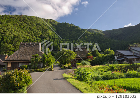 山の京都　美山かやぶきの里　集落と山並み8 129182632