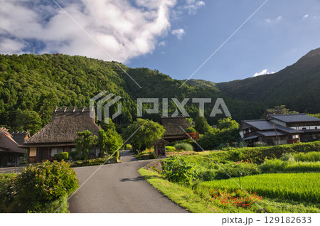 山の京都　美山かやぶきの里　集落と山並み9 129182633