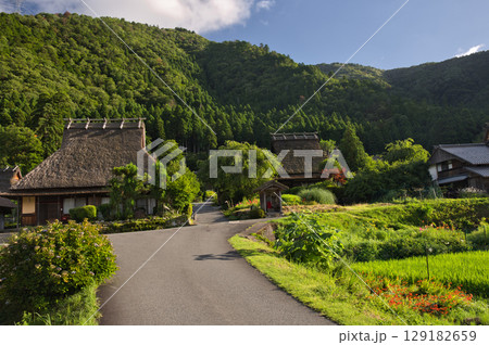 山の京都　美山かやぶきの里　集落と山並み10 129182659