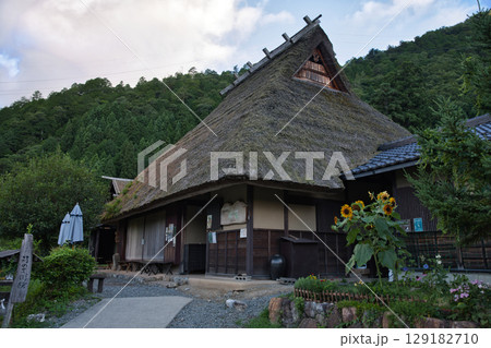 山の京都　美山かやぶきの里　集落と山並み4 129182710