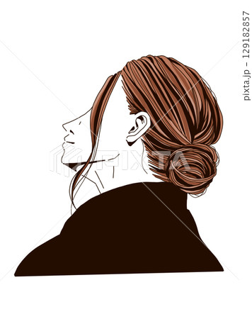 お団子ヘアーの若い女性：後ろ姿 129182857