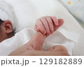 お母さんの手を握る産まれたての赤ちゃんの小さな手 129182889