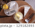美味しいデザートを食べるひと時 129182893