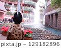綺麗な商業施設と2歳の子供 129182896