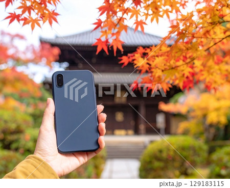 紅葉の京都寺院とスマホケースモックアップ 129183115