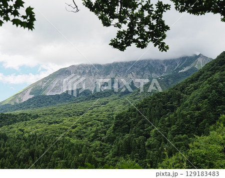 鍵掛峠から見る2025年7月夏の大山南壁 鍵掛峠から見る2025年7月夏の大山南壁 129183483