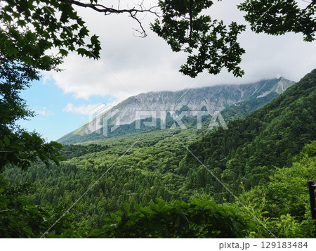 鍵掛峠から見る2025年7月夏の大山南壁 鍵掛峠から見る2025年7月夏の大山南壁 129183484