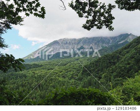 鍵掛峠から見る2025年7月夏の大山南壁 鍵掛峠から見る2025年7月夏の大山南壁 129183486