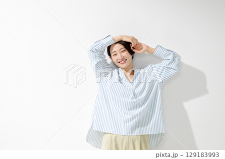 リラックスする女性 129183993