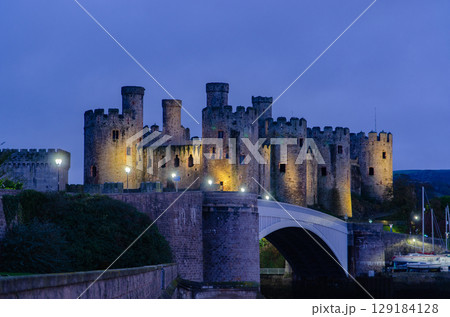 コンウィ城の夜景(ウェールズ) コンウィ城の夜景(ウェールズ) 129184128