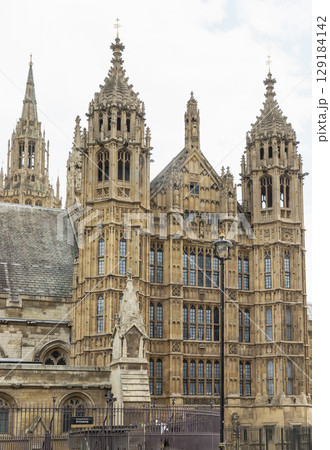 Victorian Gothic architecture of The Palace of Westminster, is a historic building located on the north bank of the River Thames. 129184142