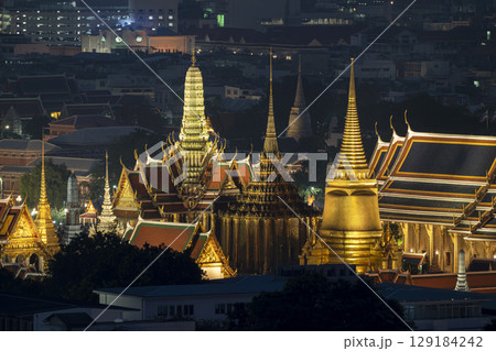 Top view of The Grand Palace and The Emerald Buddha Temple at night time. 129184242