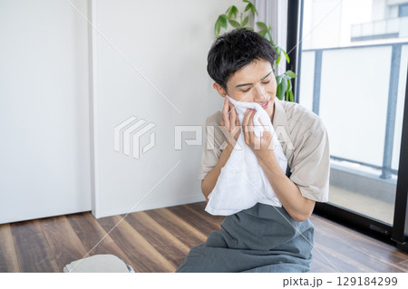 洗濯したタオルの肌触りを確かめる主夫 洗濯したタオルの肌触りを確かめる主夫 129184299