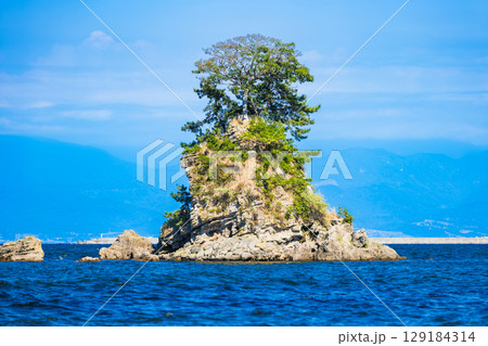 富山湾　夏の雨晴海岸 129184314