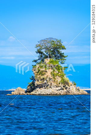 富山湾 夏の雨晴海岸 富山湾 夏の雨晴海岸 129184315