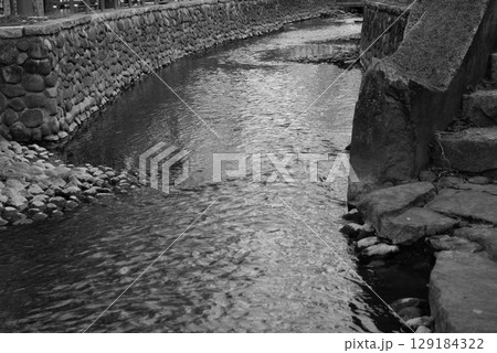 モノクロ　川岸　水　水面　水辺　（2025年8月登録） 129184322