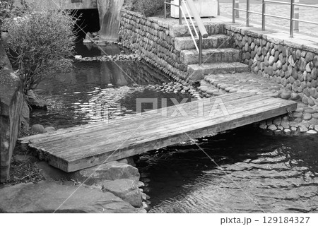 モノクロ 川岸 水 水面 水辺 (2025年8月登録) モノクロ 川岸 水 水面 水辺 (2025年8月登録) 129184327