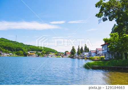 夏の木崎湖　南側の並んだ施設 129184663