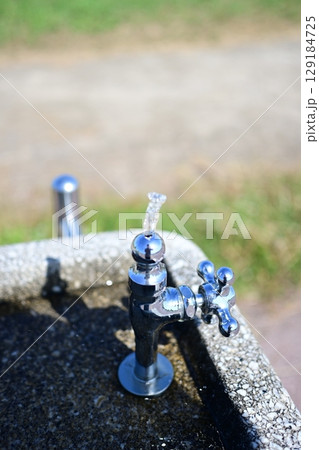 夏の陽射しと水道:きらめく水滴 夏の陽射しと水道:きらめく水滴 129184725