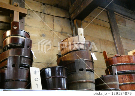 桶を半分に切ったサイズの桶　酒蔵や味噌蔵一般家庭で重宝された 129184879