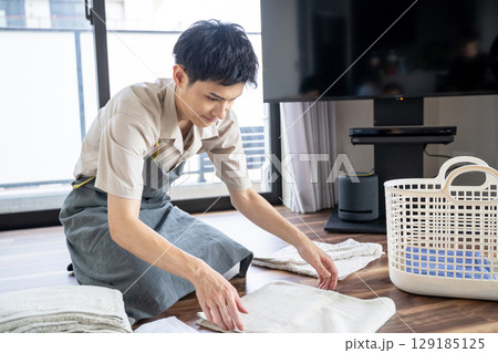 洗濯物を丁寧に畳む主夫 洗濯物を丁寧に畳む主夫 129185125