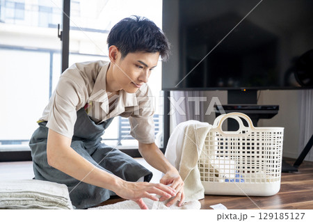洗濯物を丁寧に畳む主夫 洗濯物を丁寧に畳む主夫 129185127