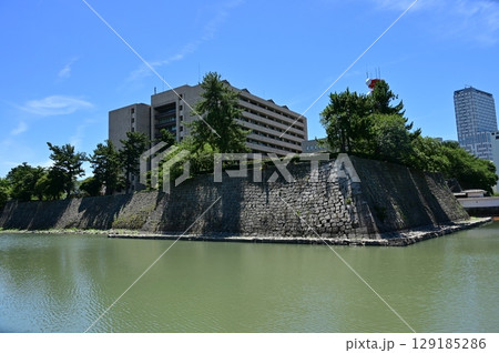 天守台側の石垣と水堀（福井城） 129185286