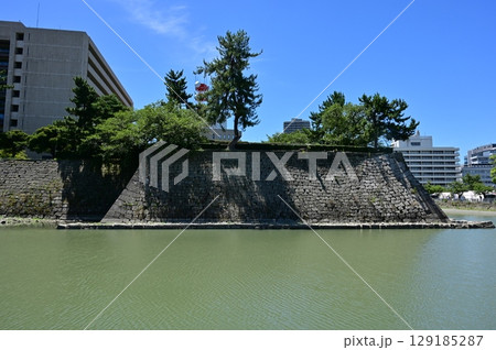 天守台側の石垣と水堀(福井城) 天守台側の石垣と水堀(福井城) 129185287