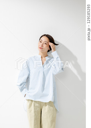 笑顔で立つミドル女性 笑顔で立つミドル女性 129185293