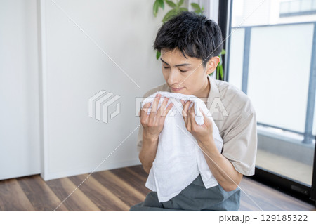 洗濯物のにおいを確認する主夫 洗濯物のにおいを確認する主夫 129185322