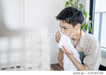 洗濯物のにおいを確認する主夫 129185326